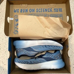 Brooks glycerin 20. Women’s size 8.5. Blissful blue/peach/white. New in box.